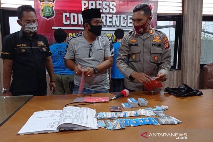 Digadaikan pemilik, Kartu Pintar ditimbun oleh pedagang rentenir