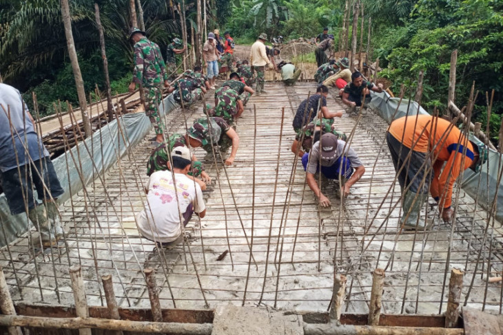 Anggota Tmmd Lanjutkan Rangkai Besi Cor Lantai Jembatan Antara News