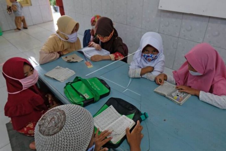 Santri belajar membaca Al Quran