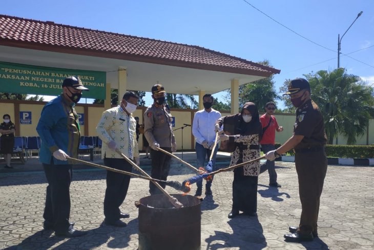 Kejari Bangka Tengah musnahkan barang bukti kejahatan