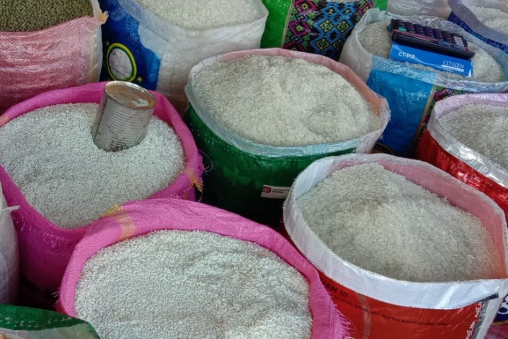 Harga beras antarpulau di pasar tradisional Ambon normal