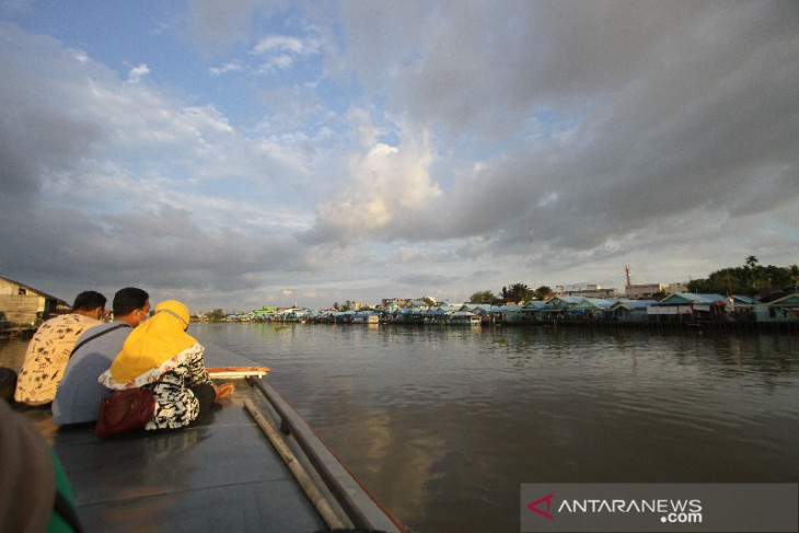 Wisata Susur Sungai Kampung Biru di Banjarmasin