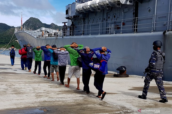 KRI Yos Sudarso Tangkap Kapal Ikan Asing