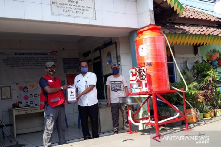 PMI distribusikan ratusan unit fasilitas cuci tangan ke pasar dan faskes