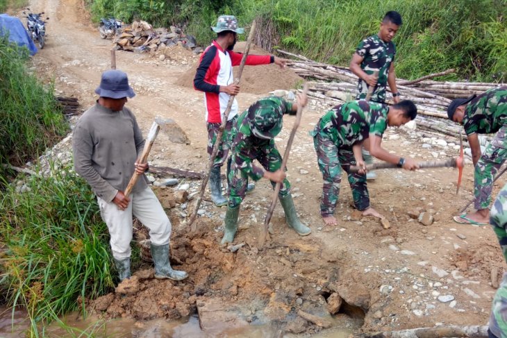 Danramil Sanggau Ledo pimpin pembongkaran jembatan