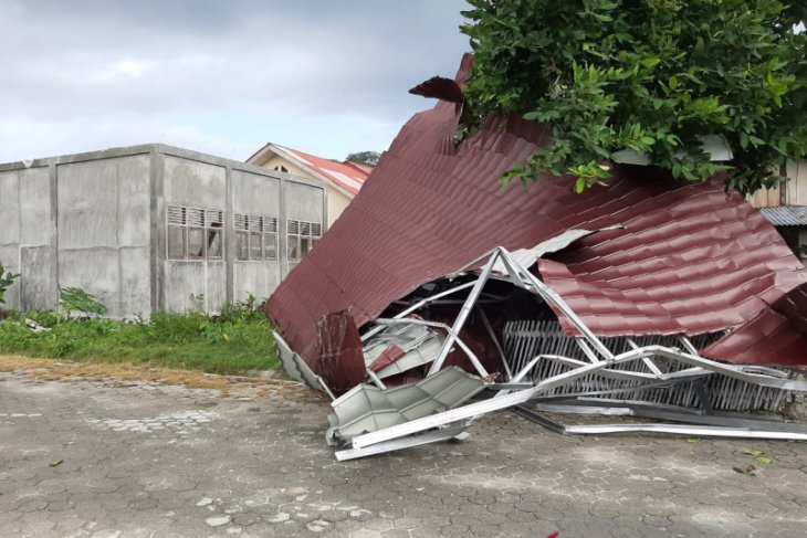 Puting beliung hempaskan atap bangunan ke tanah di Aceh Singkil