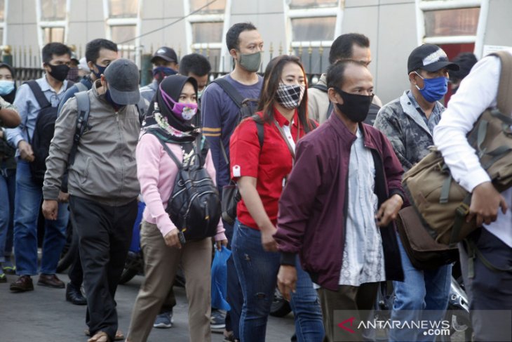 Aturan wajib pakai baju lengan panjang di sambut baik penumpang KRL