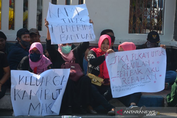 Demo pelaku usaha pesta pernikahan di Jombang 