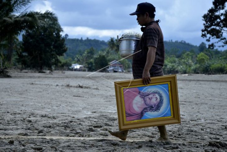 WARGA KORBAN BANJIR BAWA GAMBAR YESUS KRISTUS