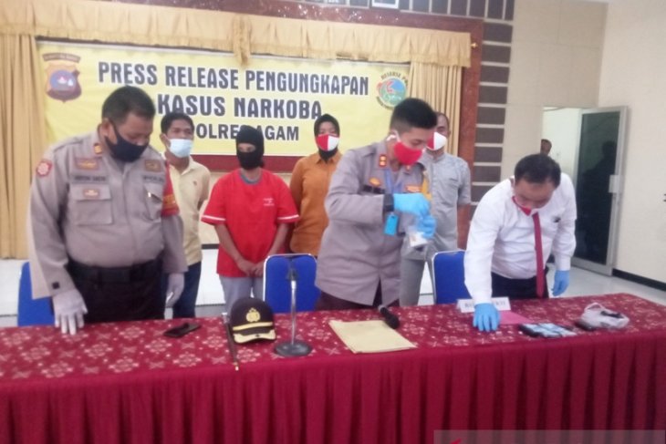 Sembunyikan narkoba di celana dalam, seorang IRT ditangkap polisi