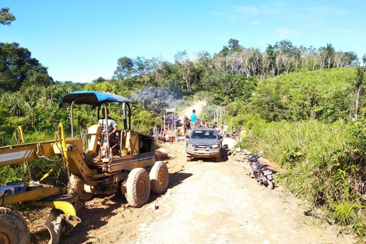 Satgas TMMD ratakan jalan degan alat berat Glader