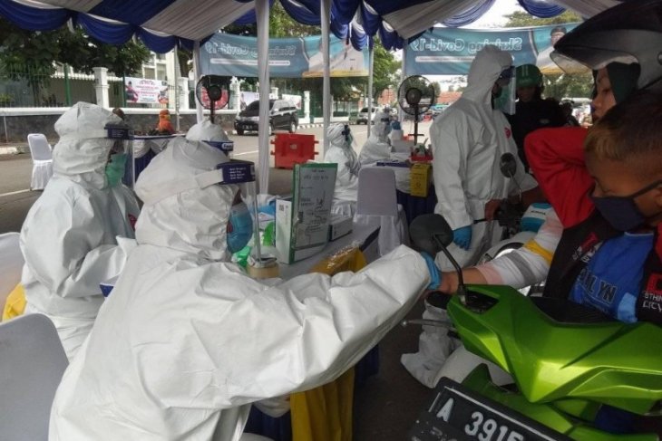 Disperindag Lebak bagikan masker kepada pedagang dan pengunjung pasar, cegah COVID-19