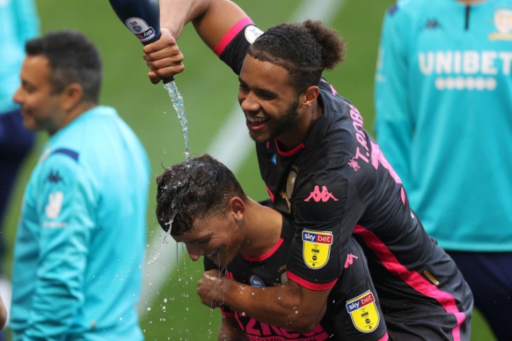 Leeds United teken kontrak 5 tahun dengan Adidas saat promosi ke Liga Premier