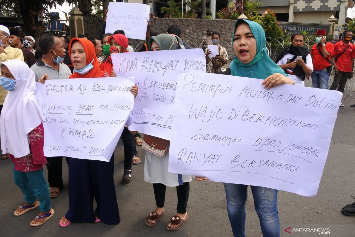 Demo dukung pemberhentian bupati Jember