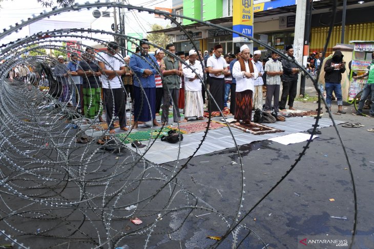 Demo dukung pemberhentian bupati Jember