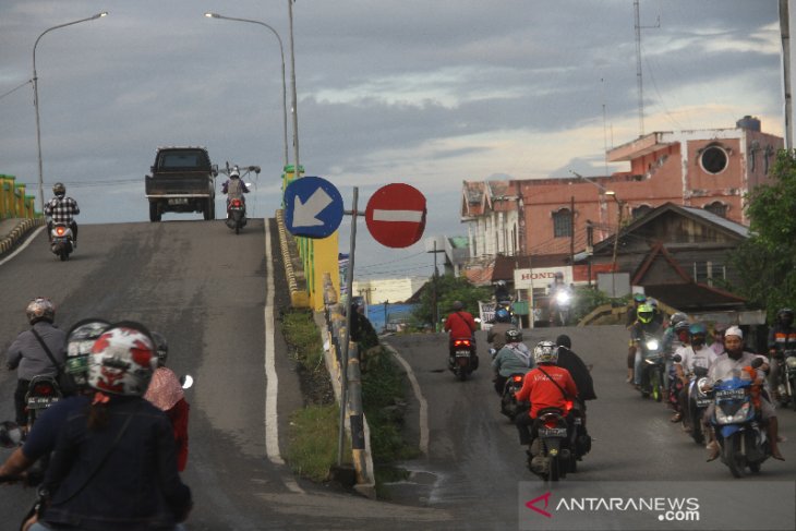 Langgar Rambu Lalu Lintas Di Jembatan AKT