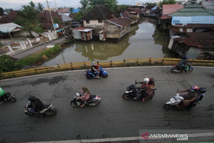 Langgar Rambu Lalu Lintas Di Jembatan AKT