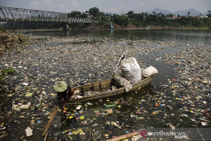 Sampah kiriman di sungai Citarum Meningkat