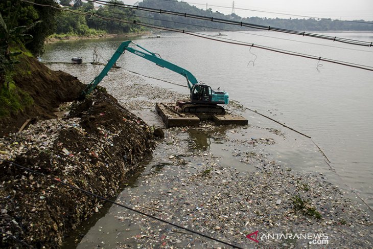 Sampah kiriman di sungai Citarum Meningkat