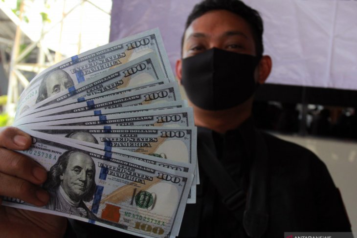 Dua pengedar uang dollar AS palsu diringkus
