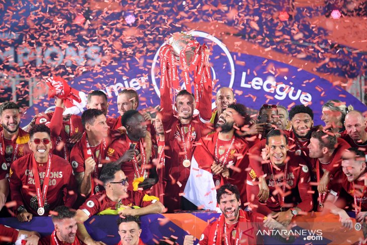 Liverpool menandai penyerahan trofi Liga Inggris dengan menundukkan Chelsea 5-3