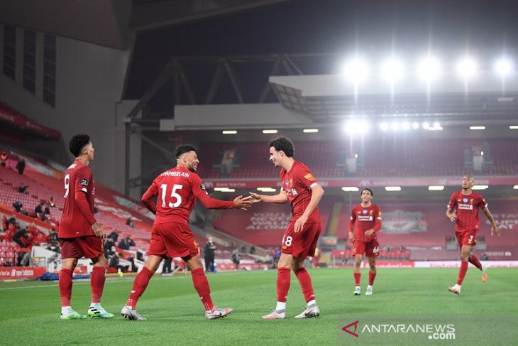 Liverpool tandai penyerahan trofi juara dengan tundukkan Chelsea 5-3
