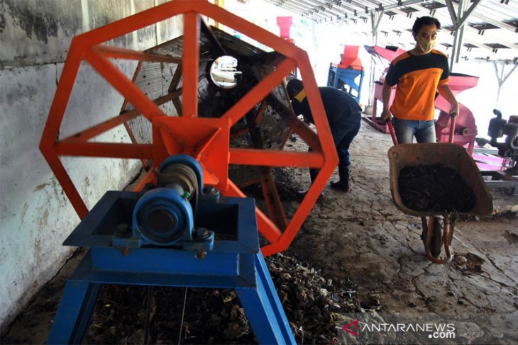 Pengolahan sampah organik menjadi pupuk kompos di Bogor Jawa Barat