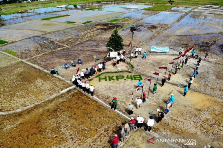 Upacara Hari Krida Pertanian ke-48 dilaksanakan di tengah sawah