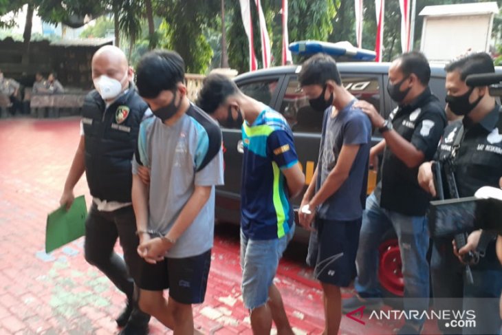Gunakan senjata tajam, tiga pemuda nekat begal motor untuk beli miras
