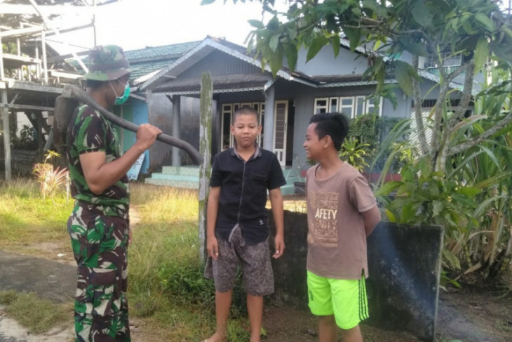 Anggota TMMD melerai pertengkaran anak-anak
