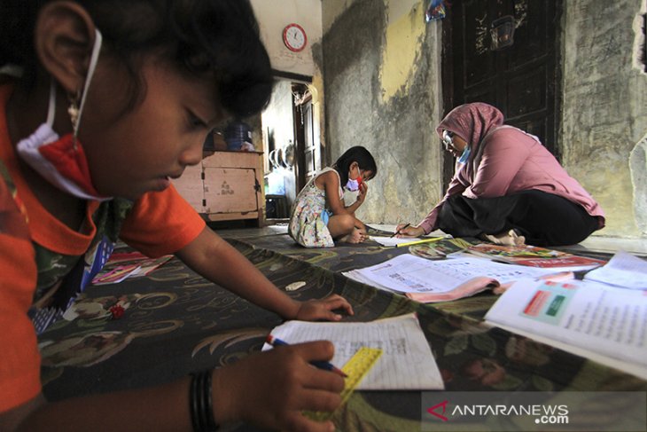 Guru mengajar di rumah siswa 