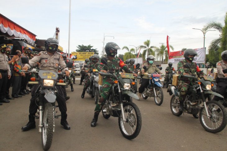 Petugas gabungan distribusikan paket sembako warga terdampak Corona