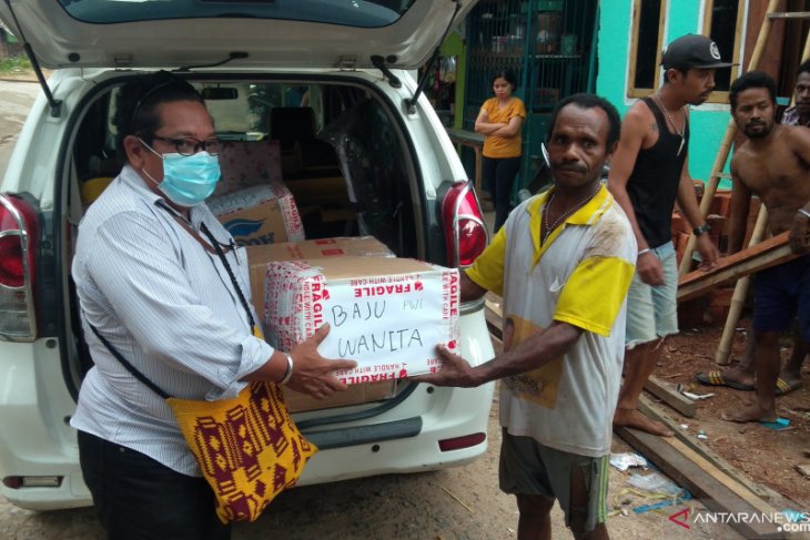 PWI Sorong Raya bantu masyarakat Inawatan korban banjir di Kelurahan Remu Kota Sorong