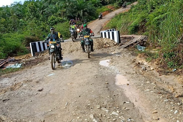 Mengendarai Trail, tim Pengawas dan Evaluasi TNI puas cek pengerjaan TMMD di Sanggau Ledo