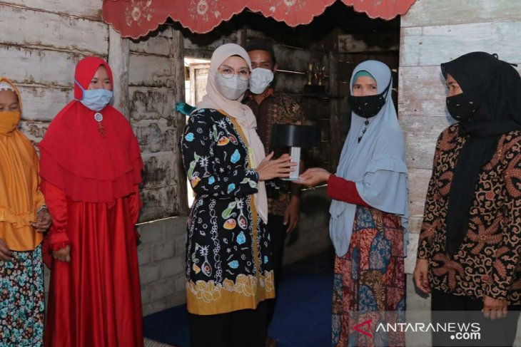 Melati Erzaldi serahkan cetakan kopiah resam agar tercipta ukuran baku
