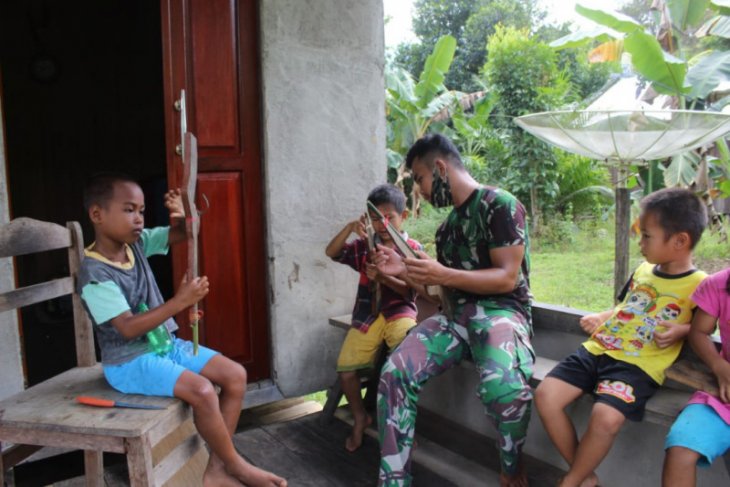 Satgas TMMD jalin keakraban bersama anak-anak