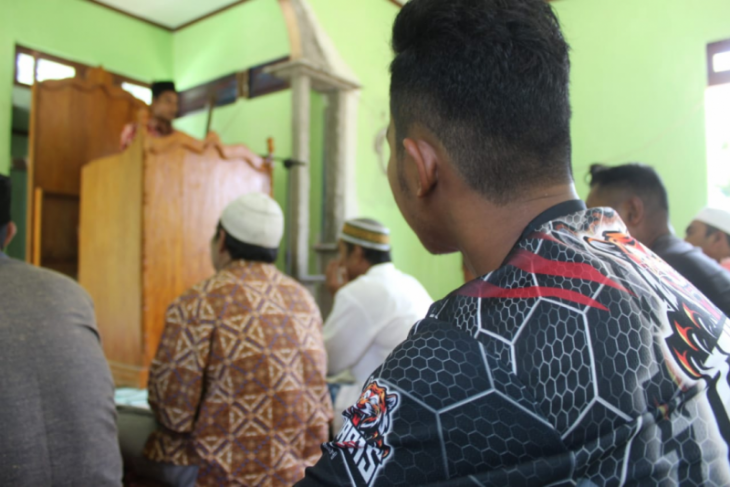 Anggota TMMD lakukan Sholat Jumat berjamaah