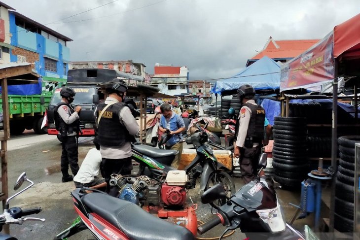 Brimob Polda Maluku edukasi adaptasi kebiasaan baru lewat patroli harkamtibmas