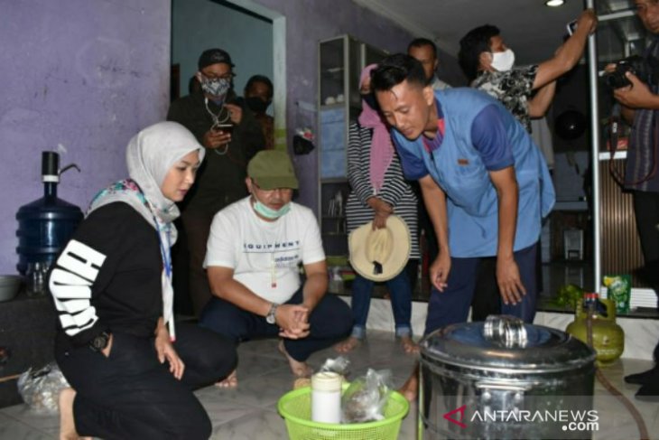 Berawal dari Medsos, Gubernur Babel cicipi kembang tahu di Sungailiat