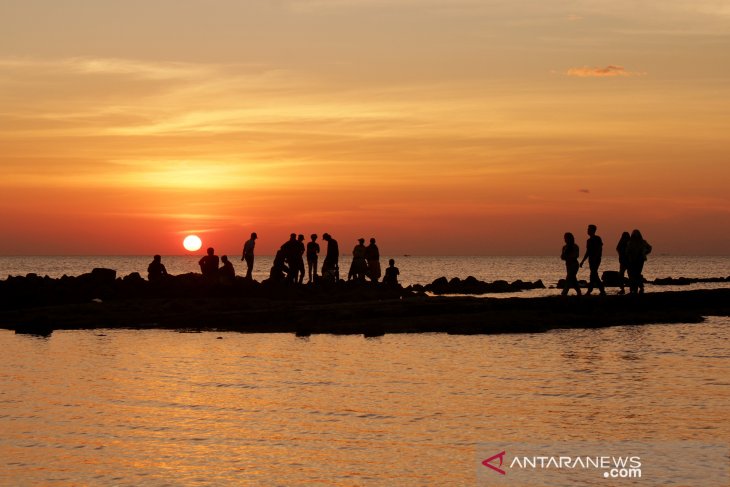 Menikmati Sunset Di Pantai Kuri Caddi Antara News