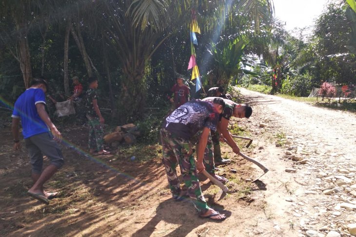 Anggota TMMD Kodim 1202/ Skw bersihkan pekarangan rumah orang tua angkat