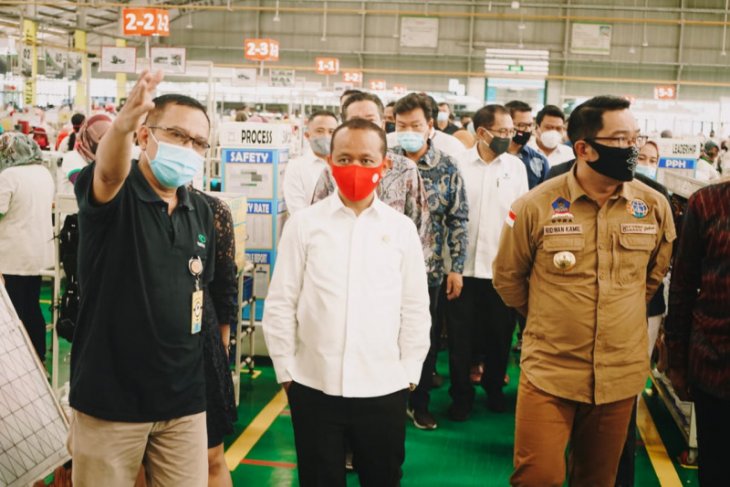 Bahlil: Tak ada PHK di industri padat karya