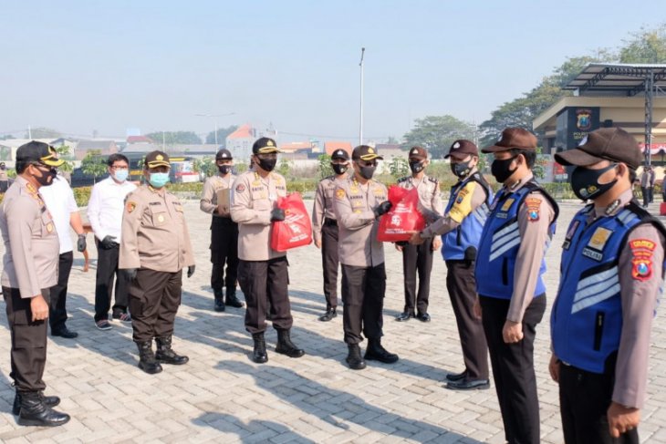 Alumni Akpol 1991 bagikan 3.000 paket sembako di Sidoarjo
