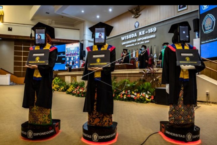 Wisuda menggunakan robot