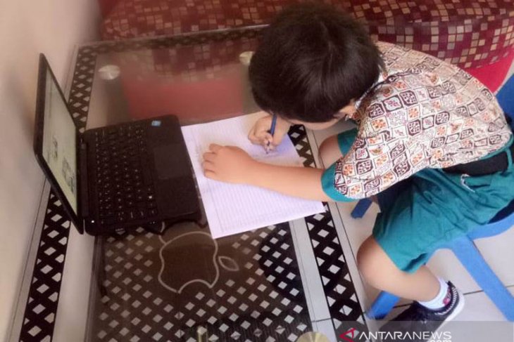 Orang tua nilai materi belajar daring di rumah bebani anak