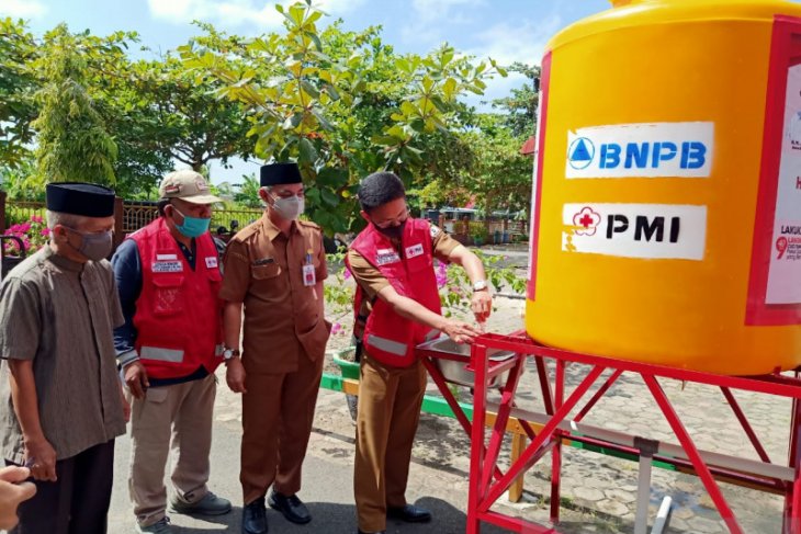 PMI bagi tangki air dan alat PHBS ke masjid