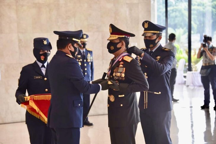 Panglima TNI anugerahi Kapolri tiga bintang utama