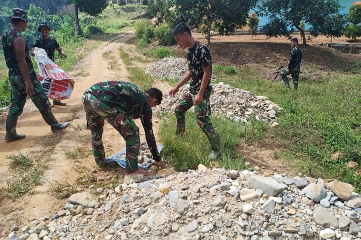 Anggota satgas TMMD 108 timbun jalan lobang