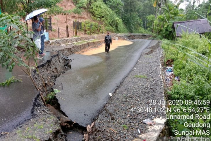 Hujan sebabkan badan jalan di Sungai Mas Aceh Barat amblas 30 meter