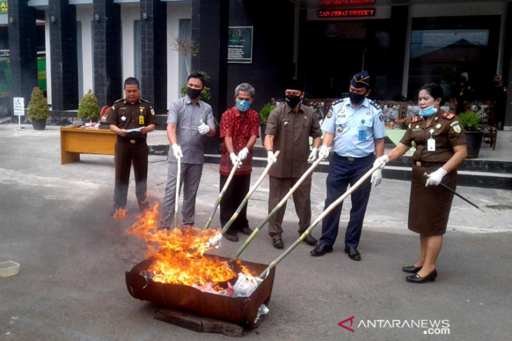 Kejari Rejang Lebong musnahkan puluhan barang bukti tindak kejahatan